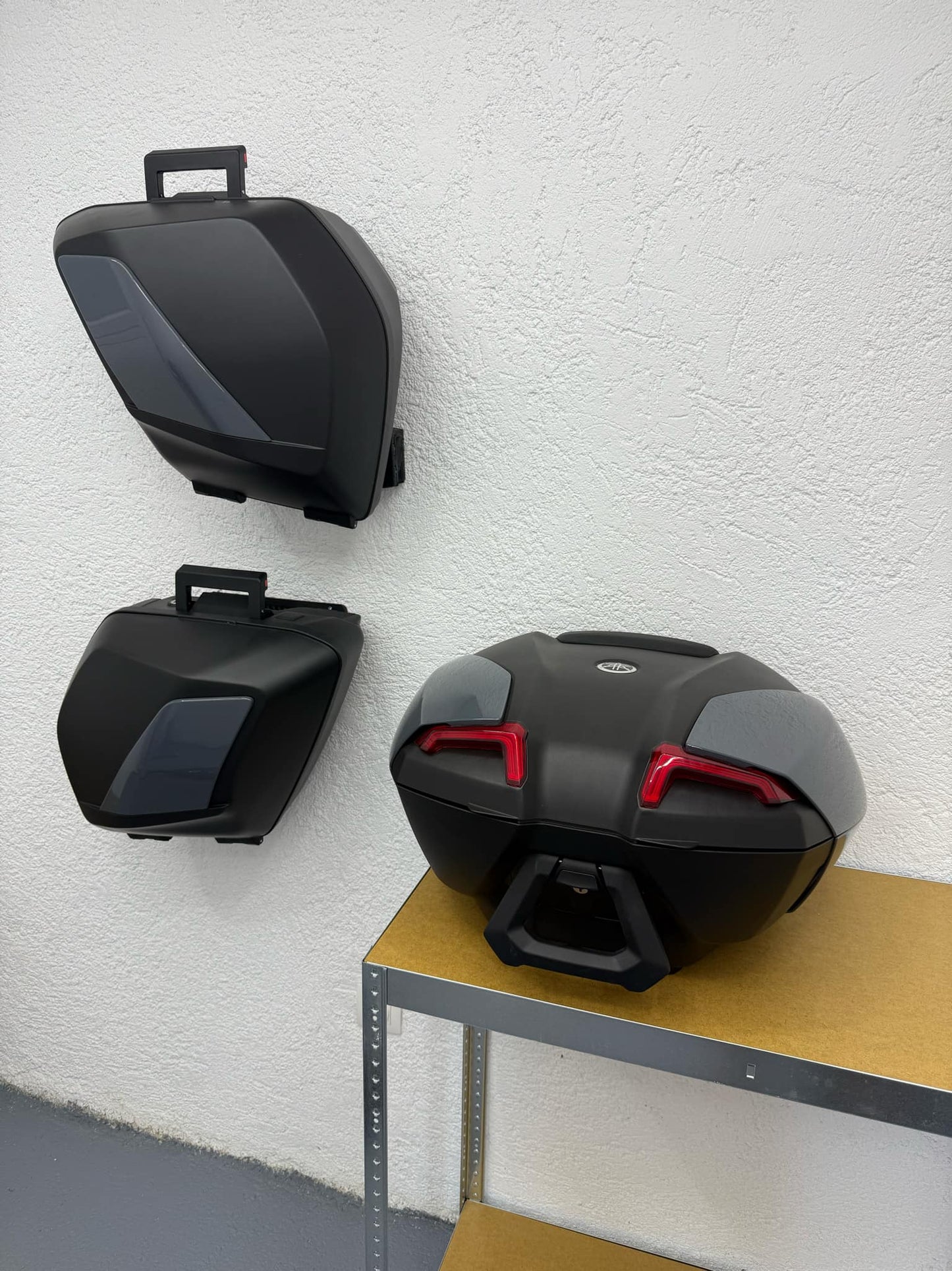 Βάσεις τοίχου 3D Print για εργοστασιακές πλαϊνές βαλίτσες Yamaha Tracer 9
